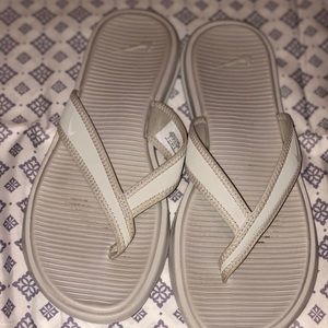 Barely worn Nike celso flip flops
